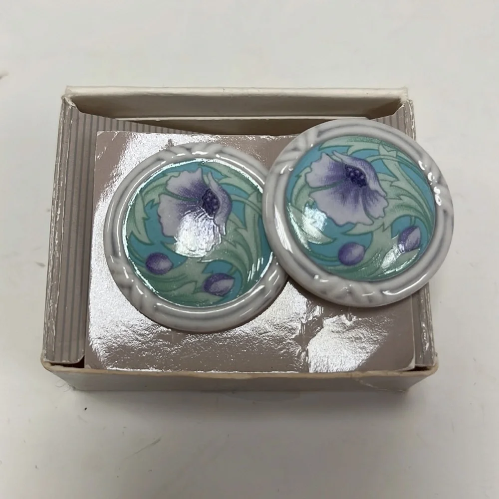 Avon (1992) Porcelain Petals Pierced Earrings